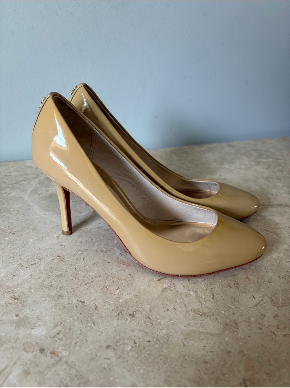Coach Patent Leather Pumps Women’s Size 6 Tan 3” Heel Gold Tone Logo Minimalist